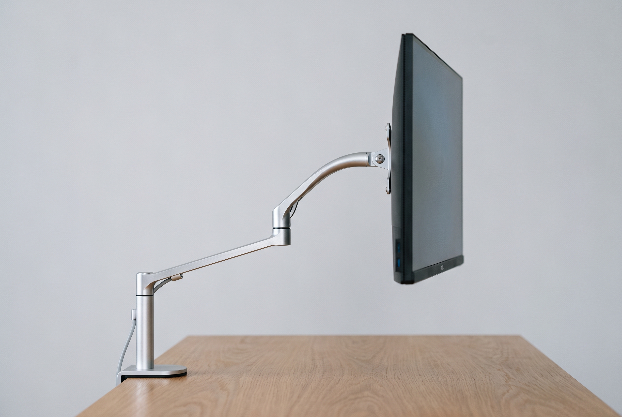 Slim minimalist monitor arm with thin aluminum segments