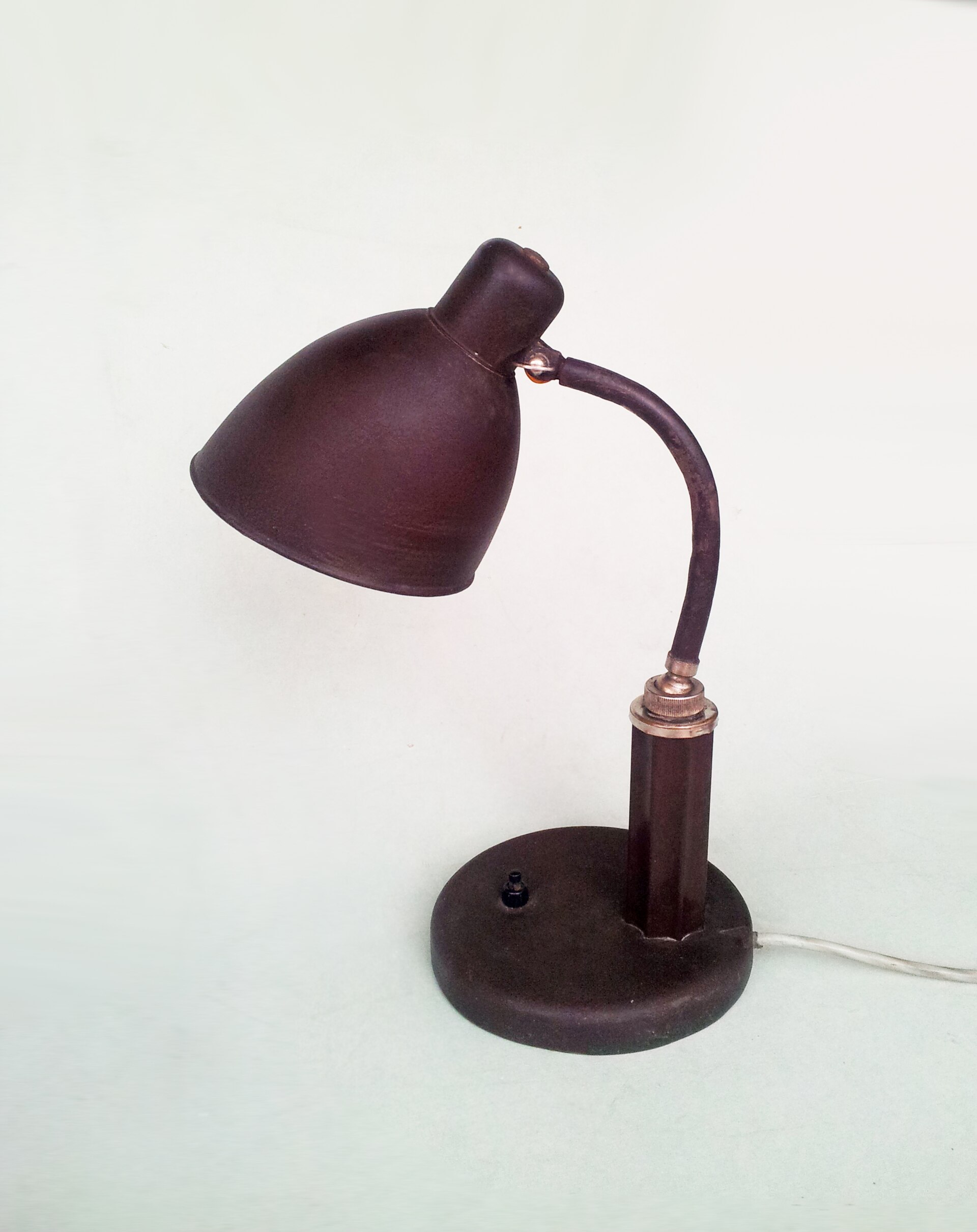 Monitor Light Bar vs Desk Lamp: Which Cuts Screen Glare?